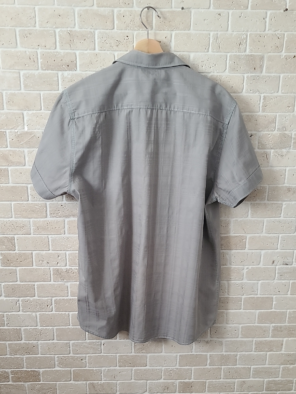 Men's Guess Short Sleeve Button-Down Shirt in Light Gray (Sz XL) - Picture 4 of 10